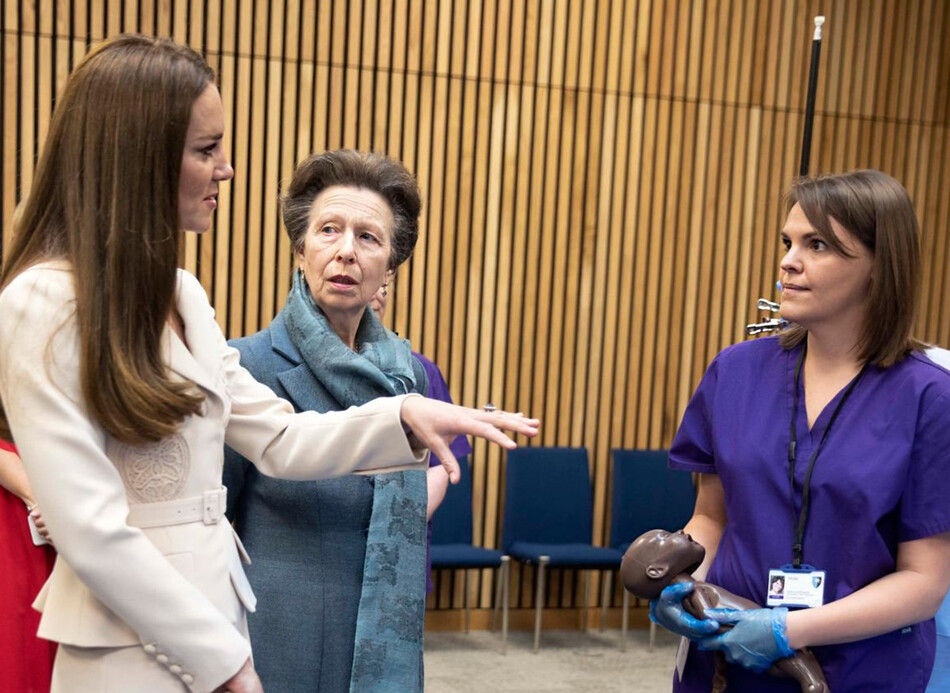 Герцогиня Кембриджская общается с работниками королевской штаб-квартиры по акушерству и гинекологии 27 апреля 2022 года в Лондоне, Англия
